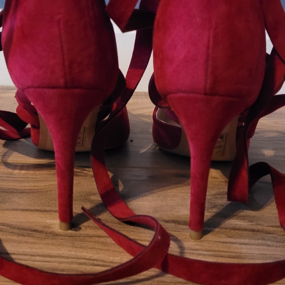 Red heels - Picture 3 of 4
